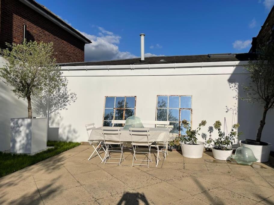 Willow House, Georgian Property In Shepperton Esterno foto