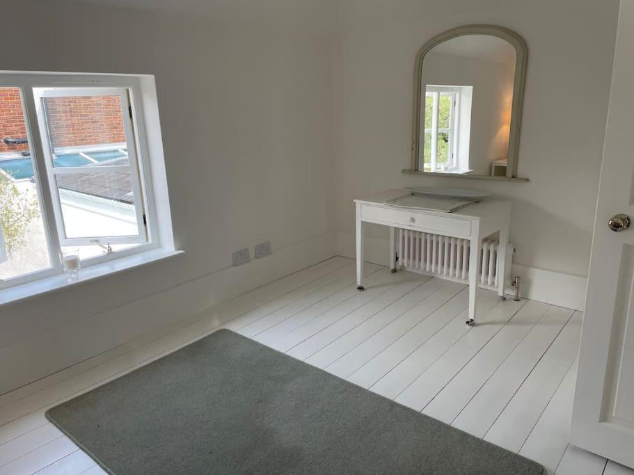Willow House, Georgian Property In Shepperton Esterno foto